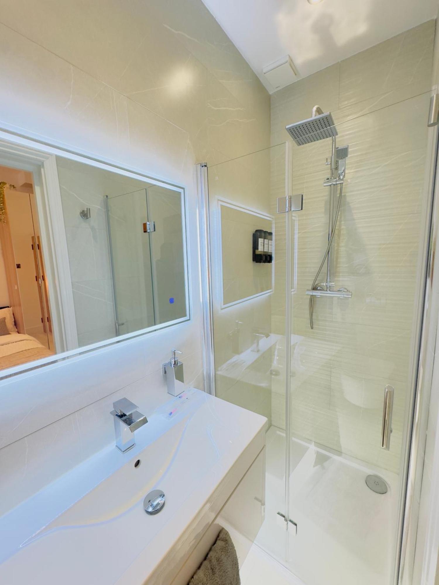 Chic E10 Apartment London